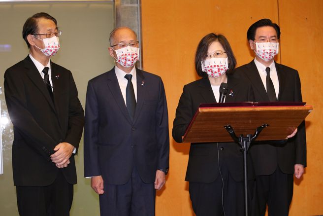 日本前首相安倍晋三遭枪击身亡，蔡英文总统（右二）11日前往日本台湾交流协会献花吊念。外交部长吴钊燮（右一）、总统府秘书长李大维（左二）陪同。左一为日本台湾交流协会台北事务所代表泉裕泰。（黄世麒摄）