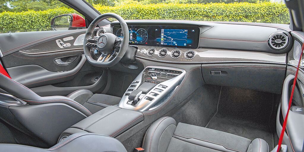 全新樣式儀表控台展現雍容大器（試駕車選配AMG碳纖維飾板），採用全新世代電容感應式方向盤，並標配Burmester環繞音響系統。（陳大任攝）