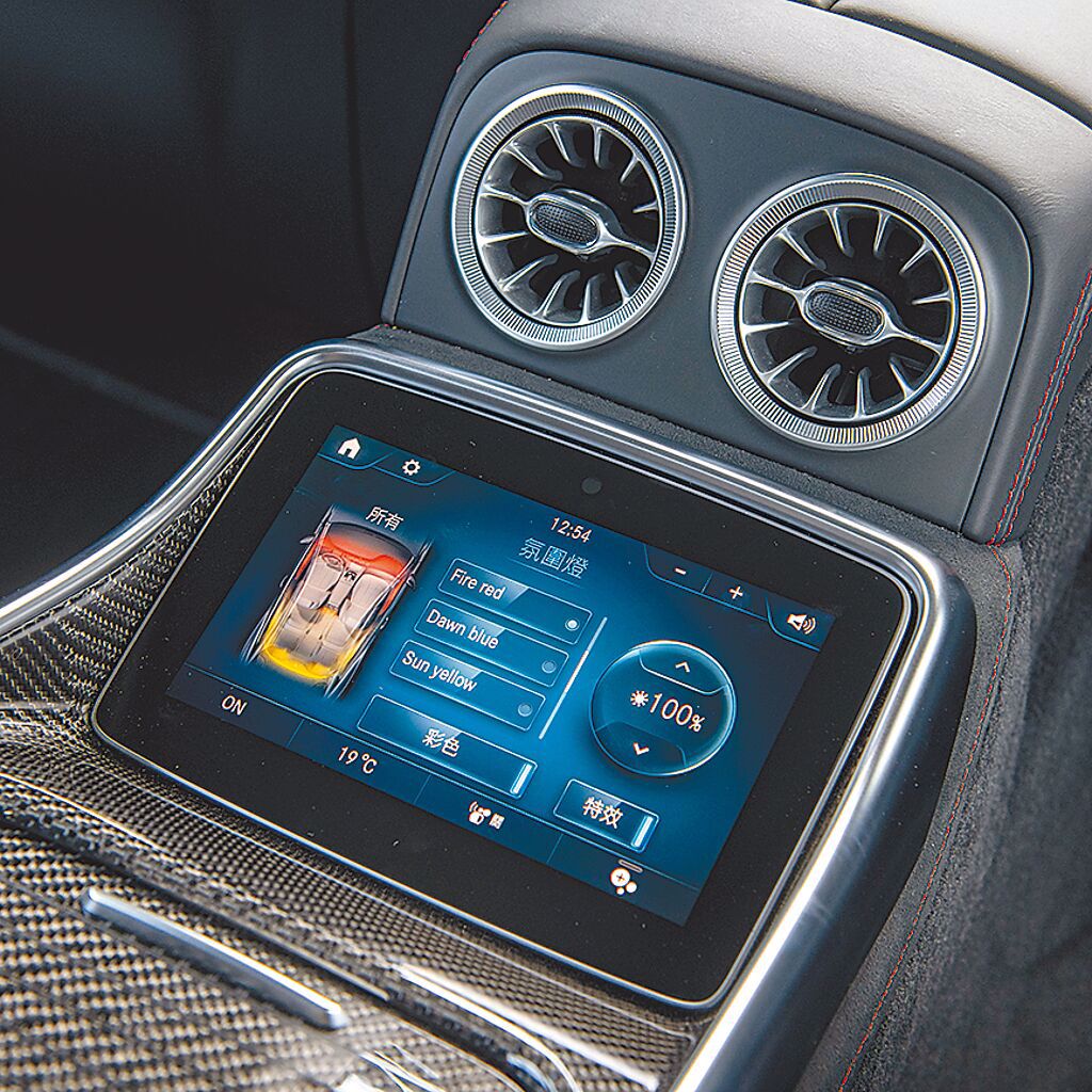 獨立後座套件，其中央觸控面板可瀏覽車輛、引擎資料，並可自由調整空調與氛圍燈飾。（陳大任攝）