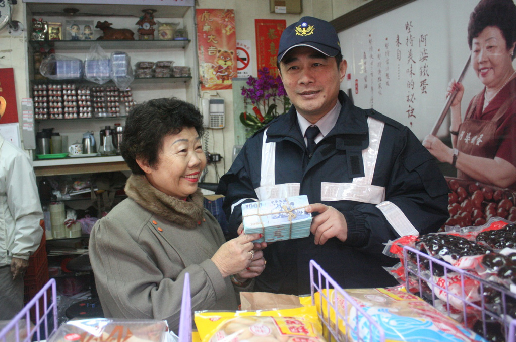 淡水老街阿婆鐵蛋創辦人楊碧雲（左），12日因腦中風搶救不治，享壽84歲。（報系資料照）