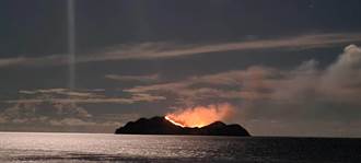 小蘭嶼火燒島燒紅夜空 真相曝光是牧羊人燒雜草