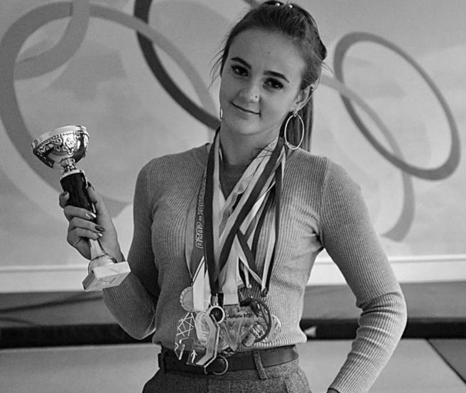 烏克蘭傳年僅20歲的女舞者庫德爾(Daria Kurdel)。(圖/截自@KyivIndependent推特)