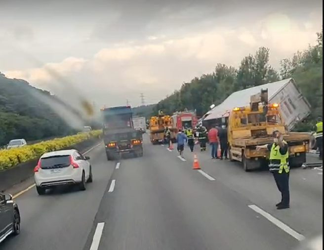 國道1楊梅段2大車追撞，貨櫃車翻覆回堵超過5公里。(記者爆料網提供)