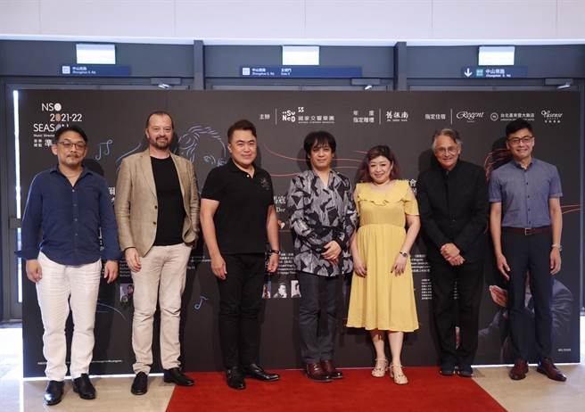 从艺术顾问到音乐总监，指挥家准．马寇尔和国家交响乐团（NSO）合作的第一个乐季，来到了尾声。图为他和《唐怀瑟＆纽伦堡名歌手》的声乐家合照。（陈怡诚摄）