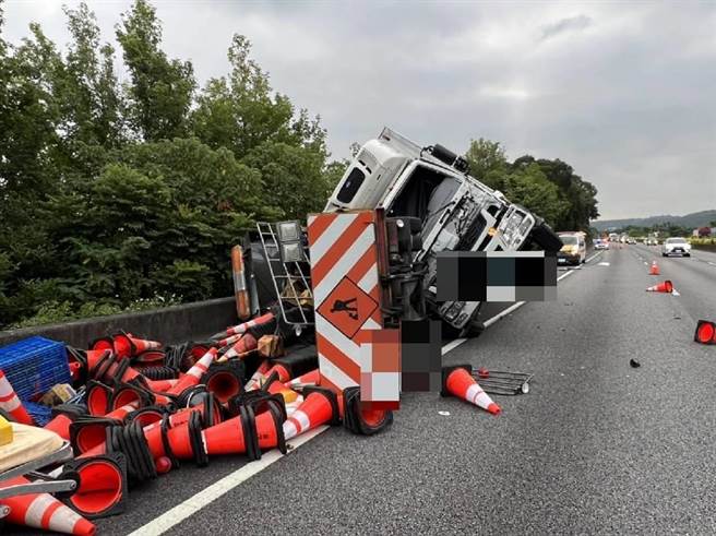 国1杨梅段南向74.5公里处，今晨一辆大货车与施工工程车发生追撞事故。（翻摄画面／蔡明亘桃园传真）