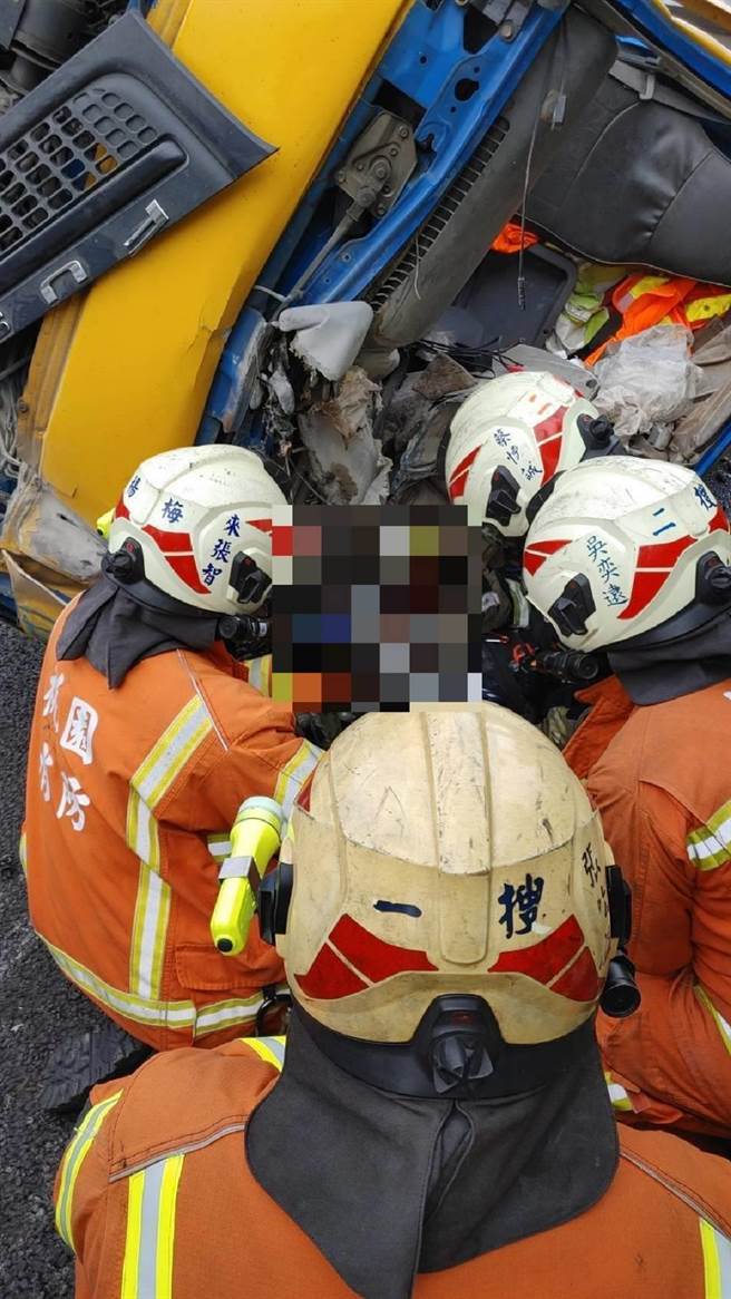 消防人员使用破坏器材将陈姓父子救出送医。（翻摄画面／蔡明亘桃园传真）