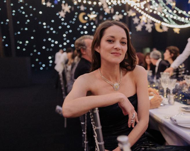 瑪莉詠柯蒂亞出席香奈兒1932頂級珠寶展，佩戴要價逾1億3千萬元的Soleil 19 Aout項鍊，如太陽閃耀光芒。（CHANEL提供）