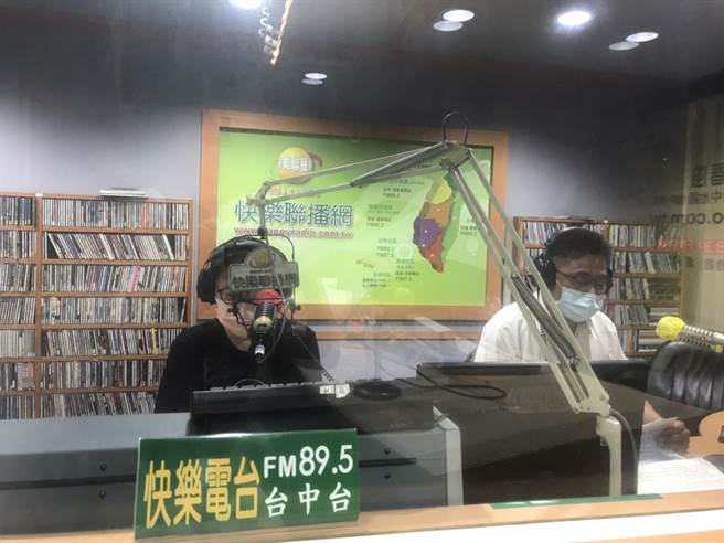 豐原警分局副分局長陳鴻斌11日至電台受訪，全程以流利的台語講述－警察防制詐欺犯罪及交安維護成效方面，暢談警政積極作為。（警方提供）