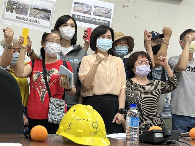 中油五轻整治区未依原计划于6月交地给台积电，居民爆料当地仍有地下水污染，市议员陈丽娜痛要高市府落实监督，不要影响台积电设厂进度。（袁庭尧摄）