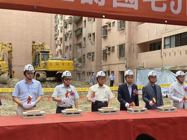 台北市长柯文哲（中）12日上午出席活动受访表示，副市长蔡炳坤因文化部长一席话而愤愤恨不平。（陈薏云摄）