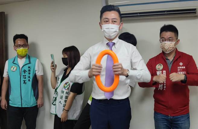 桃园市长参选人林智坚12日出席喜憨儿社会福利基金会开办「桃园区喜儿社区式日间照顾服务中心」活动。（赖佑维摄）