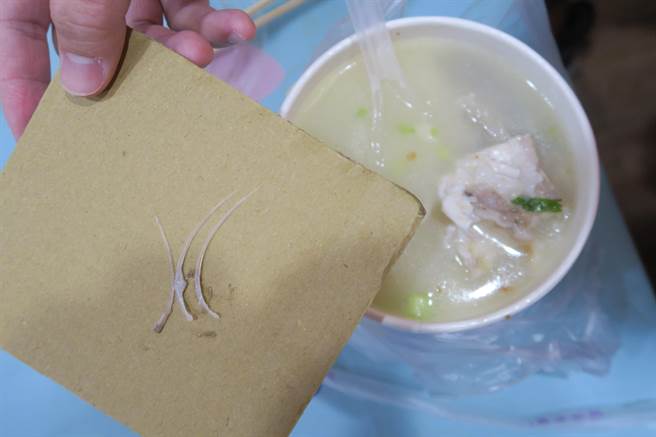 彰化县1名48岁的王姓男子，上周喝了一碗鲈鱼汤搅饭吃误吞鱼刺，经检查腹内竟然有一根3公分的鱼刺，刺穿胃造成脓疡，脓疡在压迫胆囊及胆道引发胆囊炎。（院方提供／吴建辉彰化传真）