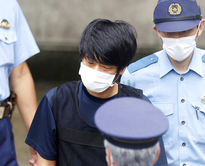 杀害安倍晋三的山上彻也供称，因为前首相、安倍晋三的外祖父岸信介引进统一教，因此将仇恨转嫁到安倍晋三身上，日本警方认为他误信网路谣言引发杀机。（图／路透社、日本共同社）