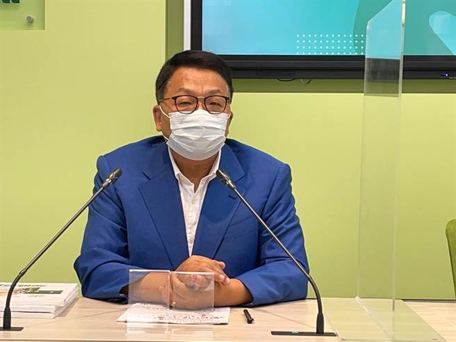 民進黨立院黨團書記長陳歐珀表示，台大位於北市、中華大學位於新竹，若要查明論文風波易如反掌。（葉書宏攝）