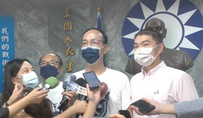 国民党主席朱立伦表示，将会团结苗栗及嘉义，推出让县民眼睛一亮的候选人。（张志康摄）