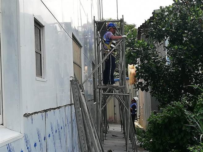 新北市鶯歌區中正三路處4層樓高民宅，疑有業者涉嫌違法設置牌位靈堂，市府拆除大隊今進場強制拆除4樓違建。（新北市民政局提供）