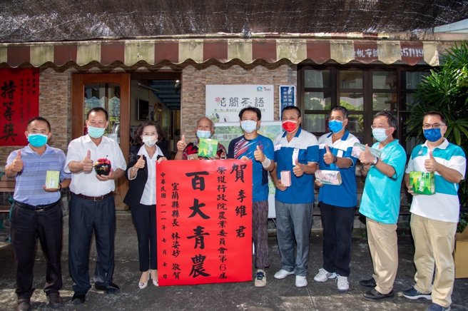 宜蘭縣長林姿妙（左三）與兩位宜蘭縣「百大青農」得獎者之一的李維。（圖 / 取自林姿妙臉書）