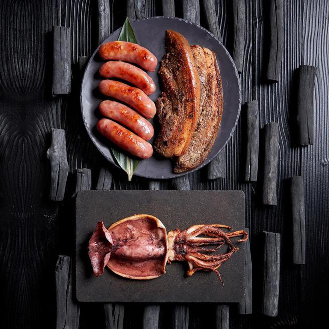 （台北美福大饭店抢中秋送礼商机，除推出月饼礼盒不并有烤肉小满汉组。图／台北美福饭店提供）