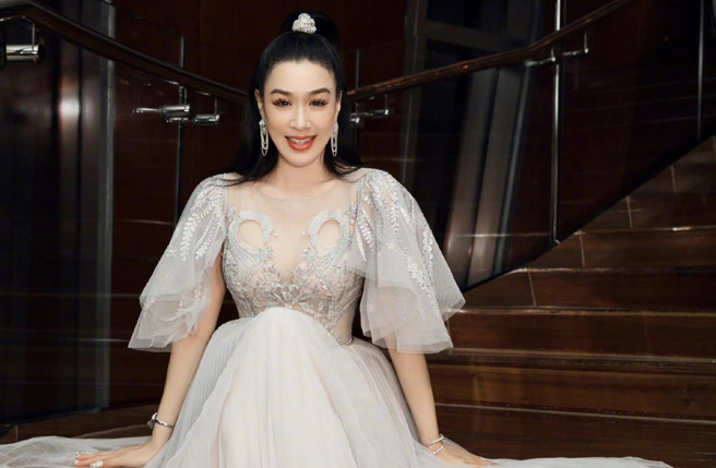 锺丽缇年过半百是三个女儿的妈妈，仍维持亮丽外型。(翻摄自锺丽缇微博)