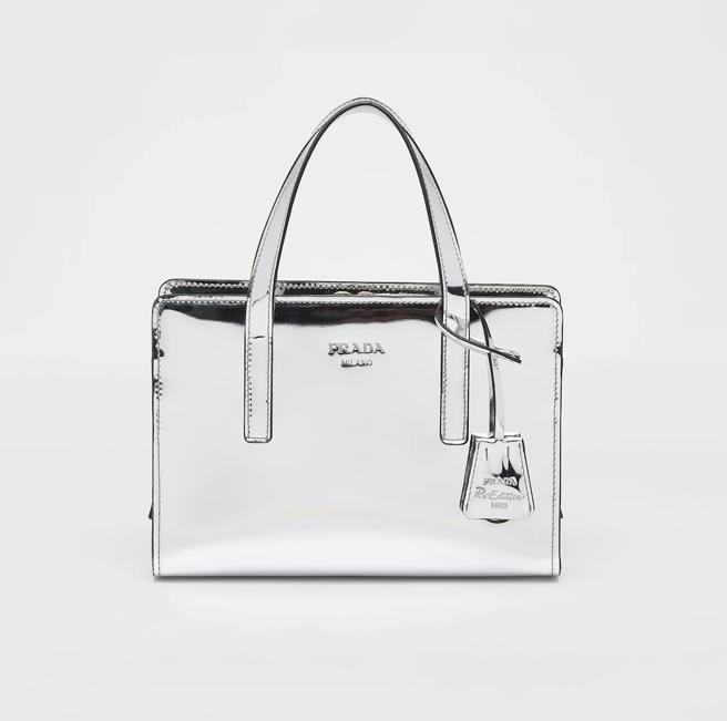 微風南山獨家商品PRADA Re-Edition 1995拋光牛皮迷你手提包，價格店洽。（微風提供）