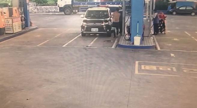 54歲呂姓男子昨日下午與家人前往新北市貢寮區澳底外海玩SUP立槳，在前往被暱名為金銀島時遭海流衝襲。（翻攝照片／陳彩玲新北傳真）