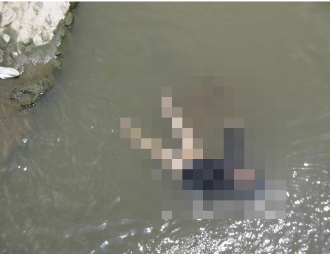 嘉義縣民雄分局北斗派出所員警重回現場，驚見女子躺在溪床碎石上載浮載沉，馬上通報消防隊前來救援。（民雄分局提供∕呂妍庭嘉義傳真）