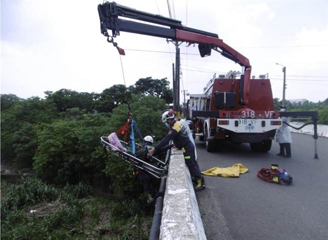 經救護人員出動吊掛設備，才將女子從9米高的溪床救起，經實施CPR搶救，女子逐漸恢復意識。（民雄分局提供∕呂妍庭嘉義傳真）