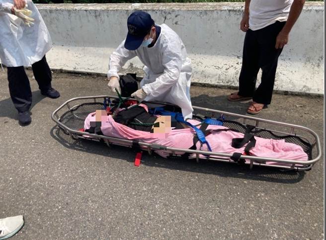 經救護人員出動吊掛設備，才將女子從9米高的溪床救起，經實施CPR搶救，女子逐漸恢復意識。（民雄分局提供∕呂妍庭嘉義傳真）