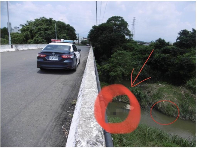 嘉義縣民雄分局北斗派出所員警重回現場，驚見女子躺在溪床碎石上載浮載沉，馬上通報消防隊前來救援。（民雄分局提供∕呂妍庭嘉義傳真）