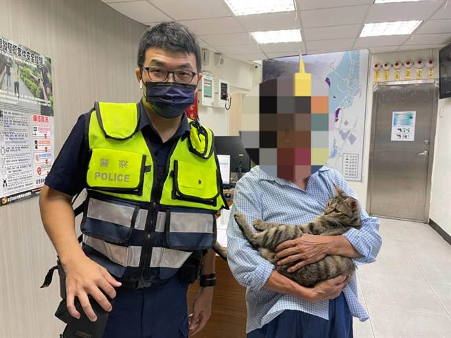 民眾家中的虎斑猫阿财走失5日，经员警巡迴联繫饲主，顺利让虎斑猫返家。（北投警分局提供）