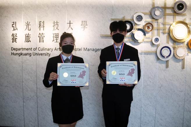 餐旅系大一学生朱俊玮(右)跨组报名餐桌服务托盘、口布折迭两项比赛，拿到金、银两个奖牌；陈怡如(左)在餐桌服务口布折迭夺金。（陈淑娥摄）