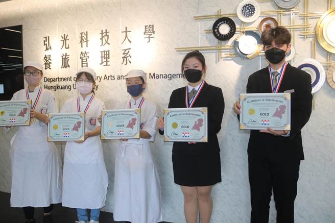 餐旅系学生朱俊玮(右起)、陈怡如、周姿君、施雁羚、王姝苹参赛，夺得4金2银。（陈淑娥摄）