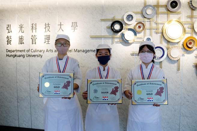 餐旅系学生王姝苹(左)、施雁羚(右)、周姿君(中)在精致甜点展示获2金、1银。（陈淑娥摄）