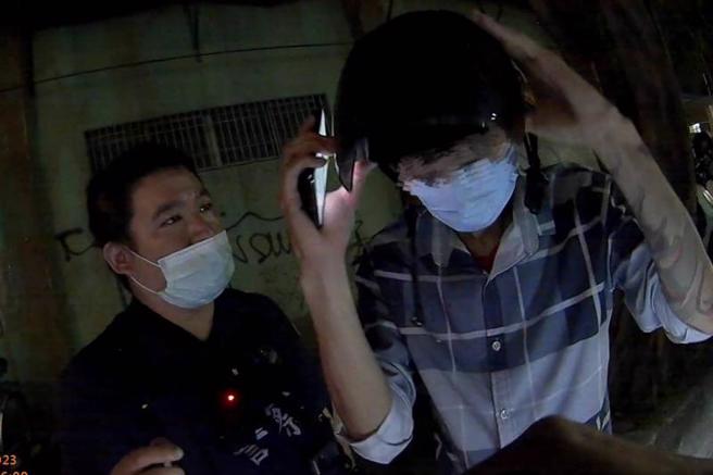 逃逸逾一年的越南籍黎姓男移工（右），11日深夜携毒骑机车违规，遭台南警方拦查逮捕送办。（图/ 中央社）