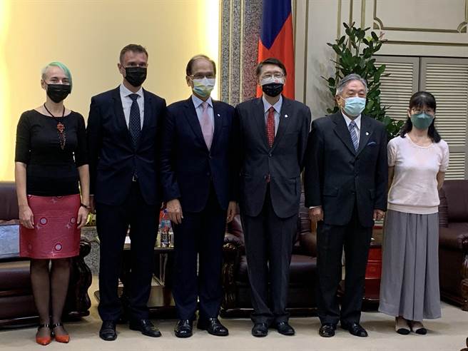 立法院長游錫堃今天接見捷克經濟文化辦事處代表朗樂，游錫堃期待能盡快促成開闢布拉格直航的班機。（林縉明攝）