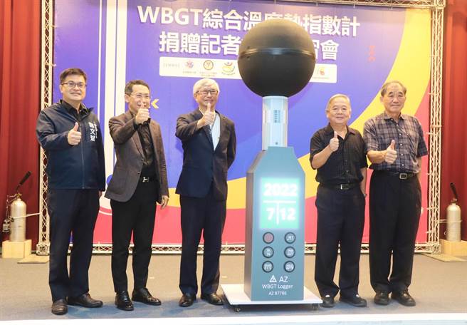 台钢雄鹰职业棒球队呼应高雄市立大同医院、高雄市体育总会「打造校园运动安全」计画，12日捐赠温度热指数计给49间校园棒垒球、田径队，守护选手安全。（高市教育局提供／袁庭尧高雄传真）