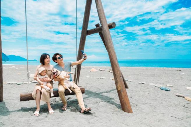 宜兰景点汉本海洋驿站在暑假携手宜兰环保局推出「疫后走入大自然」主题活动，包括净滩、海废彩绘等，驿站内的汉本海角木秋千是热门拍照地。
（图/ 中央社）