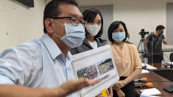 中油后劲劳宅自救会长徐嘉志（左）12日出席记者会表示，高炼厂第三区土地从4月起积淹水越来越严重，质疑可能是含有污染物的地下水。（图/ 中央社）
