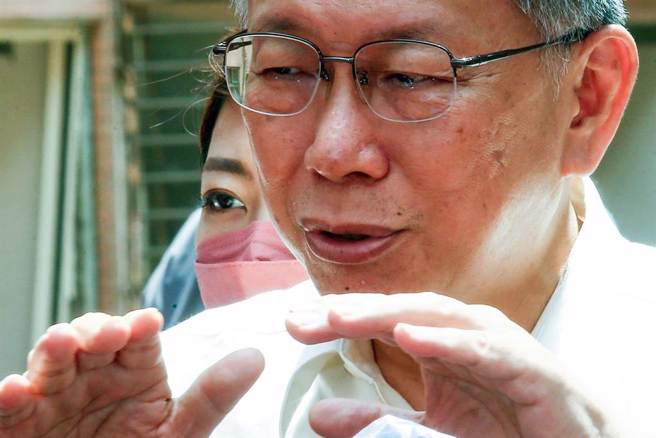 台北市副市長蔡炳坤11日餐敘時突然昏倒，緊急送醫，經檢查後判斷為「右側大腦出血性中風」，台北市長柯文哲12日出席延壽國宅J區都更案拆除典禮受訪指出，北市府已討論啟動代理系統，市政工作不受影響。（鄧博仁攝）