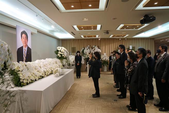 監察院院長陳菊偕同副院長李鴻鈞及監察委員同仁悼念致意。（監察院提供）