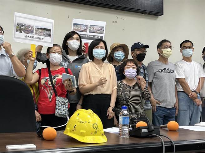 国民党高雄市长参选人柯志恩今（12）日公布竞选团队主要干部，其中曾在党内民调仅次于柯志恩的5连霸高市议员陈丽娜（中）将出任发言人团队召集人。（袁庭尧摄）