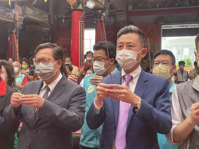 民進黨桃園市長參選人林智堅（右）與現任市長鄭文燦（左）赴平鎮褒忠祠參香。（本報資料照 / 呂筱蟬攝）