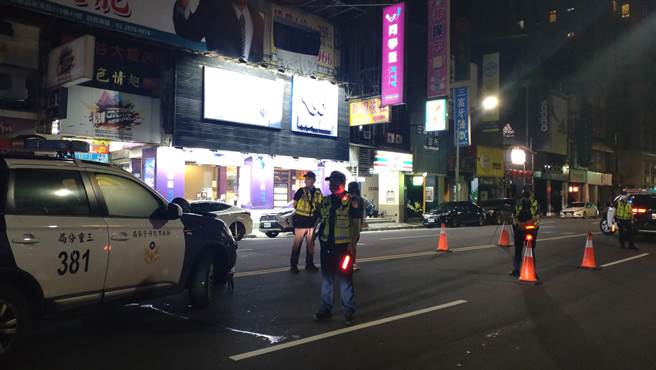 为配合新北市政府「机车安全月」及交通部「四季交安专案第三季－安全驾驶」，三重分局于7月8日夜间执行取缔酒后驾车及防制危险驾车勤务外，并同时与环保局合作，针对改装噪音车问题共同执法。(三重警分局提供)