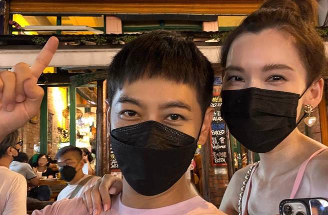 林志颖、陈若仪昨晚逛垦丁大街。（图／取材自林志颖 Jimmy Lin脸书）