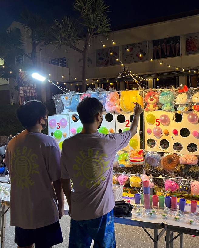 林志颖陪儿子玩游戏。（图／取材自林志颖 Jimmy Lin脸书）