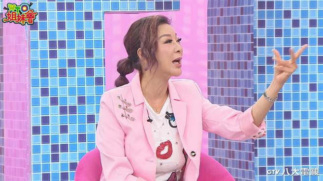 楊繡惠秀台語損人法絕技，讓眾人很崇拜。（八大提供）