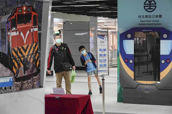 台铁员工抱怨低薪，台铁产业工会提出立刻加薪五千元。图为今年五月一日因不满台铁公司化草案，台铁员工合法休假，两名乘客在台北车站剪票口张望火车车班状况。（本报资料照片）
