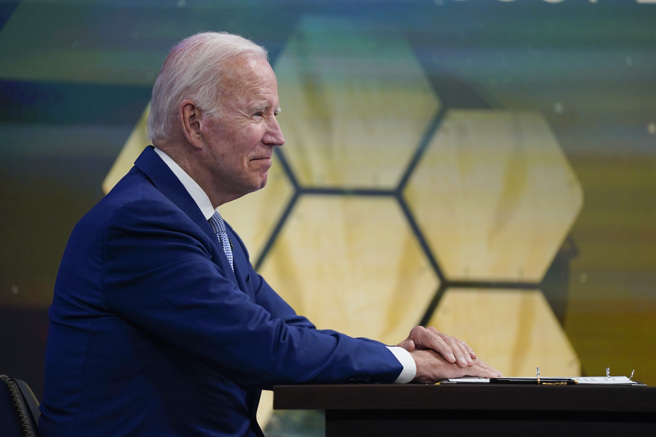 纽时今天公布的民调显示，拜登连任之路在物价飞涨之际亮红灯，施政满意度仅剩33%。(图／美联社)