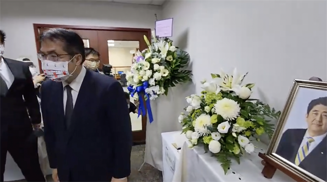 日本前首相安倍晉三遇刺不幸身亡，台南市長黃偉哲今（12）日到日本台灣交流協會高雄事務所追悼致意。（柯宗緯翻攝）