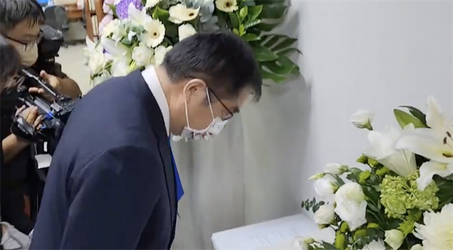 日本前首相安倍晉三遇刺不幸身亡，台南市長黃偉哲今（12）日到日本台灣交流協會高雄事務所追悼致意。（柯宗緯翻攝）